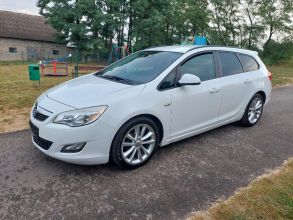 Opel Astra J 1,6 benzynka niski przebieg oryginał...