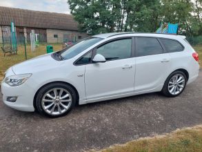 Opel Astra J 1,6 benzynka niski przebieg oryginał...