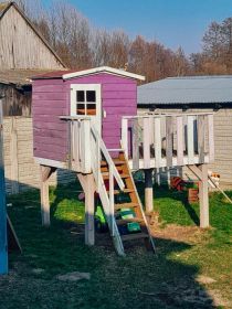Drewniany domek dla dzieci ze zjeżdżalnią
