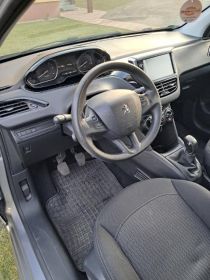 Sprzedam Peugeot 208 1.5 BlueHDi. Niski przebieg.