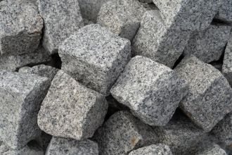 Kamienie ozdobne, kostka brukowa, ziemia ogrodowa