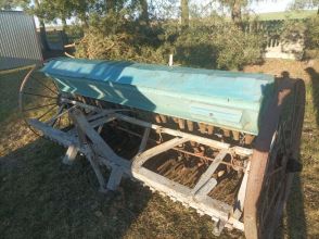 Siewnik z bronkami
