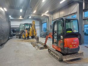 Prace ziemne koparko-ładowarkami