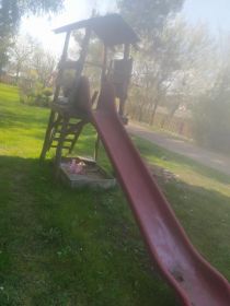 Domek z zjeżdżalnią
