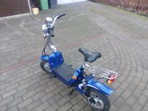 Hulajnoga elektryczna z siodelkiem