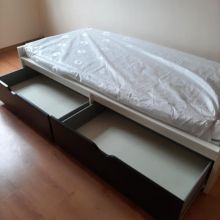 Łóżko z materacem