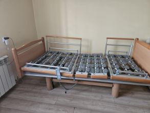 Łóżko elektryczne dla starszej osoby pielęgnacyjno-...