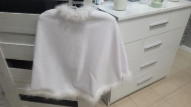 Pelerynka polarowa na I Kkomunię Św. z piórkami jak NOWA.