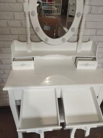 Biała toaletka z podświetleniem