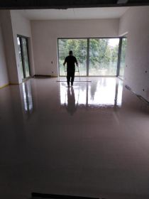 Posadzki anhydrytowe i tradycyjne cementowe