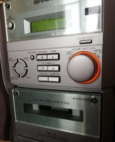 Mała wieża Sharp XL-30