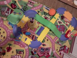 Zestaw torów Peppa Pig z domkiem i zjeżdżalnią –...