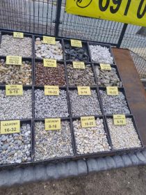 Kamienie ozdobne, kora sosnowa, włóknina, kostka granitowa