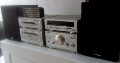 Mini wieża Technics z kolumnami i pilotem.