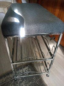 Sprzedam metalowy regał na buty z siedziskiem
