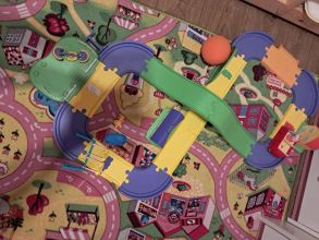 Zestaw torów Peppa Pig z domkiem i zjeżdżalnią –...