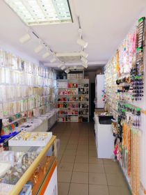Lokal do wynajęcia w centrum handlowej ulicy w Turku.