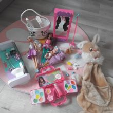 Zestaw zabawek lalki Barbie mebelki I inne