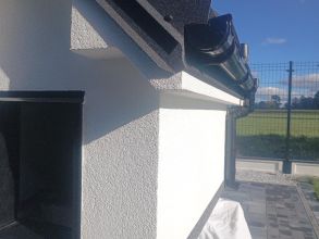 Buda dla psa w elewacji