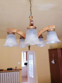 Drewniane stylowe żyrandole