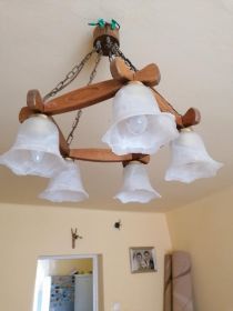 Drewniane stylowe żyrandole