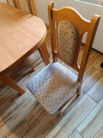 Stół z krzesłami