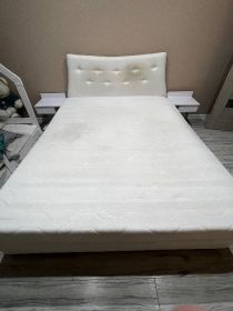 Łóżko sypialniane z materacem oraz szafka nocna 2 szt