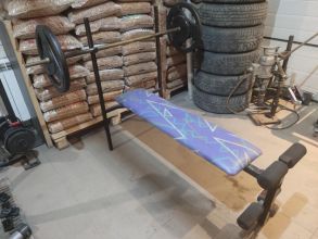 Ławeczka do ćwiczeń ze stojakami na sztangę