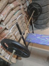 Ławeczka do ćwiczeń ze stojakami na sztangę