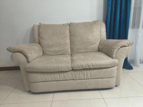 Kanapa dwu osobowa beżowa