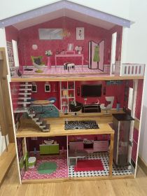 Drewniany domek dla lalek