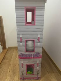 Drewniany domek dla lalek