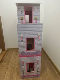 Drewniany domek dla lalek