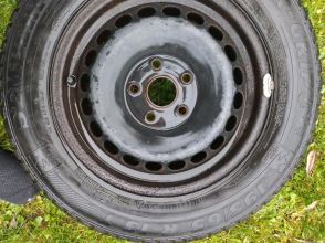 Sprzedam 2 opony na felgach stalowych