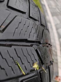 Sprzedam 2 opony na felgach stalowych