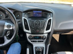 Ford Focus BENZYNA Klimatronik Nawigacja Podgrzewana Szyba