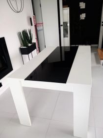 Biały stół z czarną szklaną płyta po środku 140x90