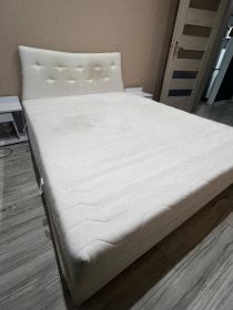 Łóżko z materacem