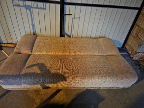 Wersalka siwa na sprężynach