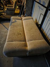 Wersalka siwa na sprężynach