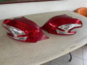 sprzedam lampy tylne peugeot 208