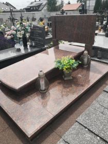 Nowy nagrobek cmentarz parafialny stary w Turku