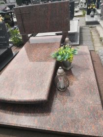 Nowy nagrobek cmentarz parafialny stary w Turku