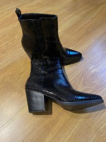 Rozmiar 38. Raz zalozone. Bez sladow...