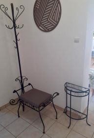 Zestaw mebli kutych solidne piękne wieszak siedzisko stolik