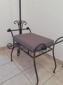 Zestaw mebli kutych solidne piękne wieszak siedzisko stolik