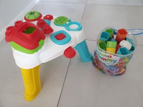 Sprzedam stolik interaktywny wraz z klockami