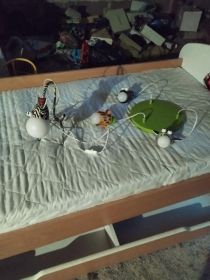 Łóżko dziecięce i żyrandole