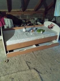 Łóżko dziecięce i żyrandole