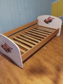 Łóżko dziecięce i żyrandole